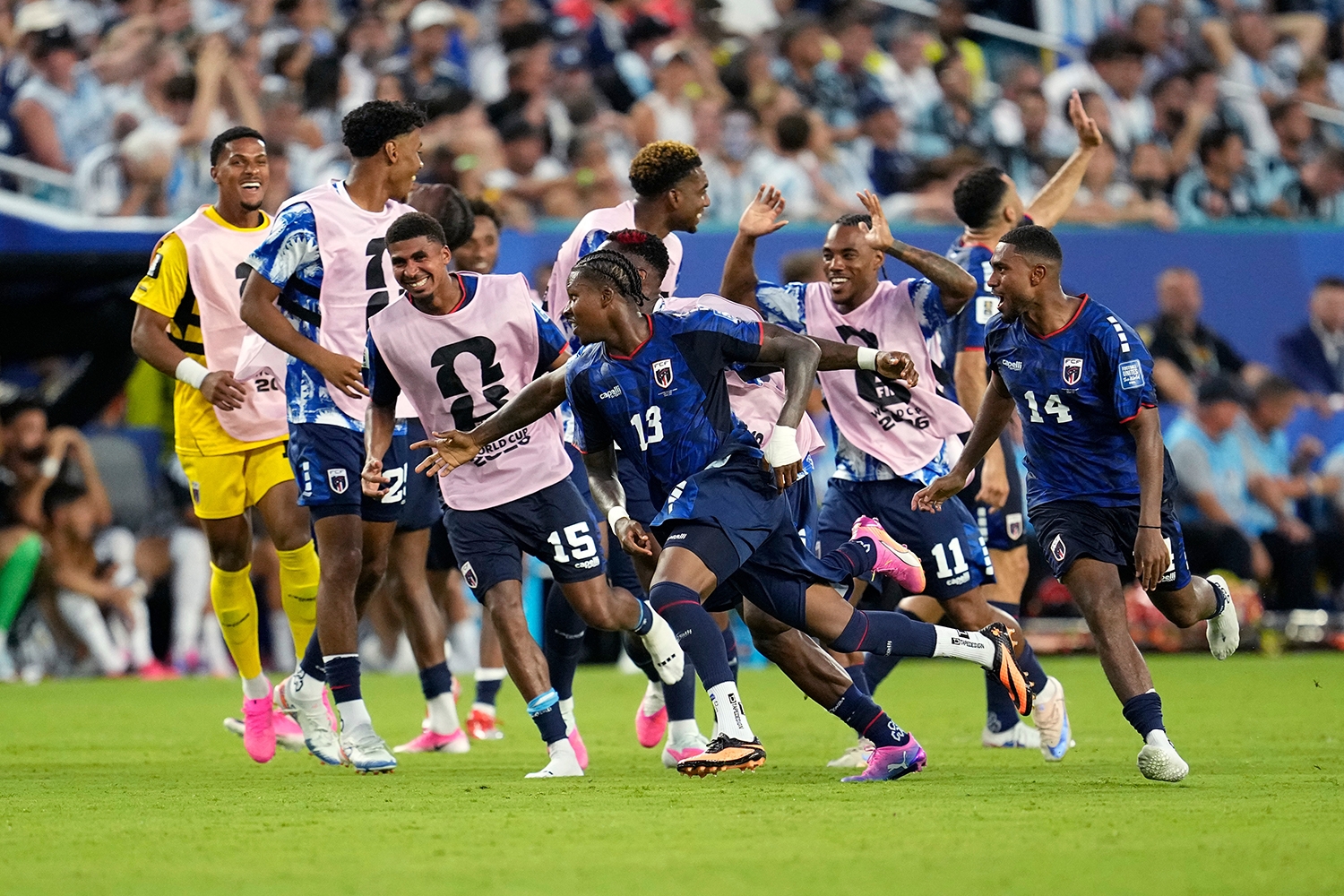 Messi nối dài kỷ lục, Argentina thắng siêu kịch tính Cape Verde
