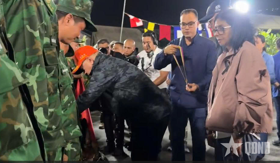 Tổng thống lâm thời Venezuela thăm, động viên đoàn Việt Nam và trao tặng Huân chương Công trạng cho quân khuyển