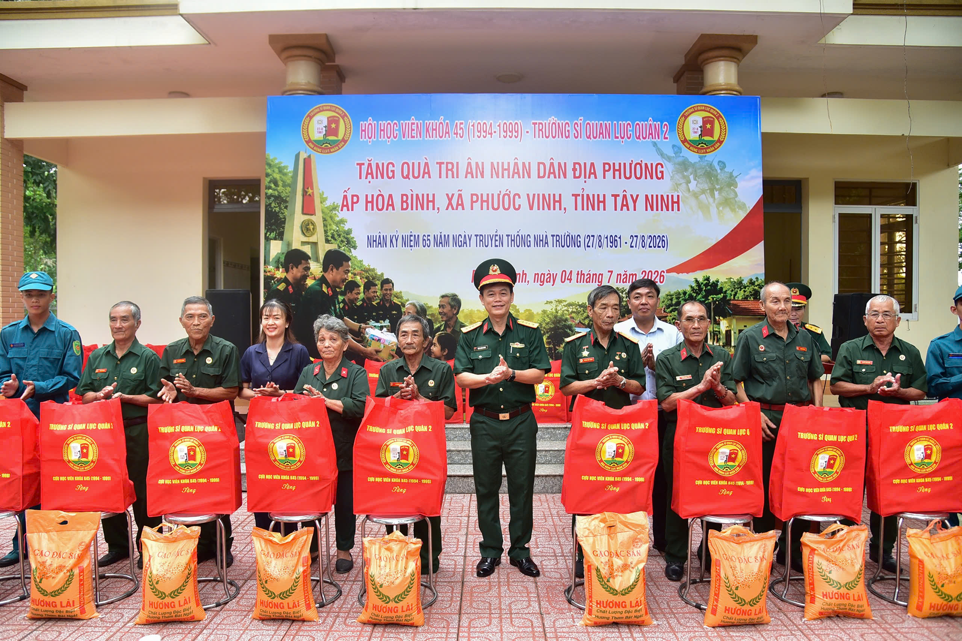 Cựu học viên Trường Sĩ quan Lục quân 2 về nguồn, thắt chặt tình quân dân tại xã Phước Vinh
