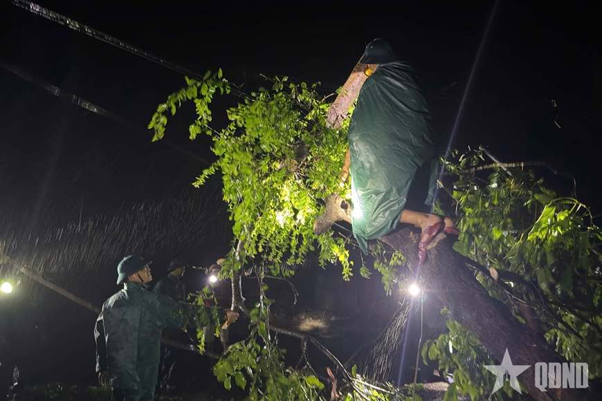 Lực lượng vũ trang tỉnh Quảng Ninh khẩn trương khắc phục hậu quả bão số 1