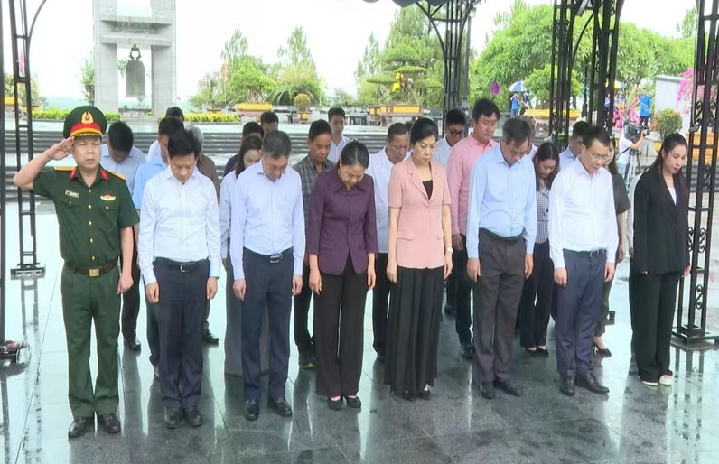 Đoàn công tác Văn phòng Trung ương Đảng tri ân gia đình liệt sĩ, thương binh tại Quảng Trị