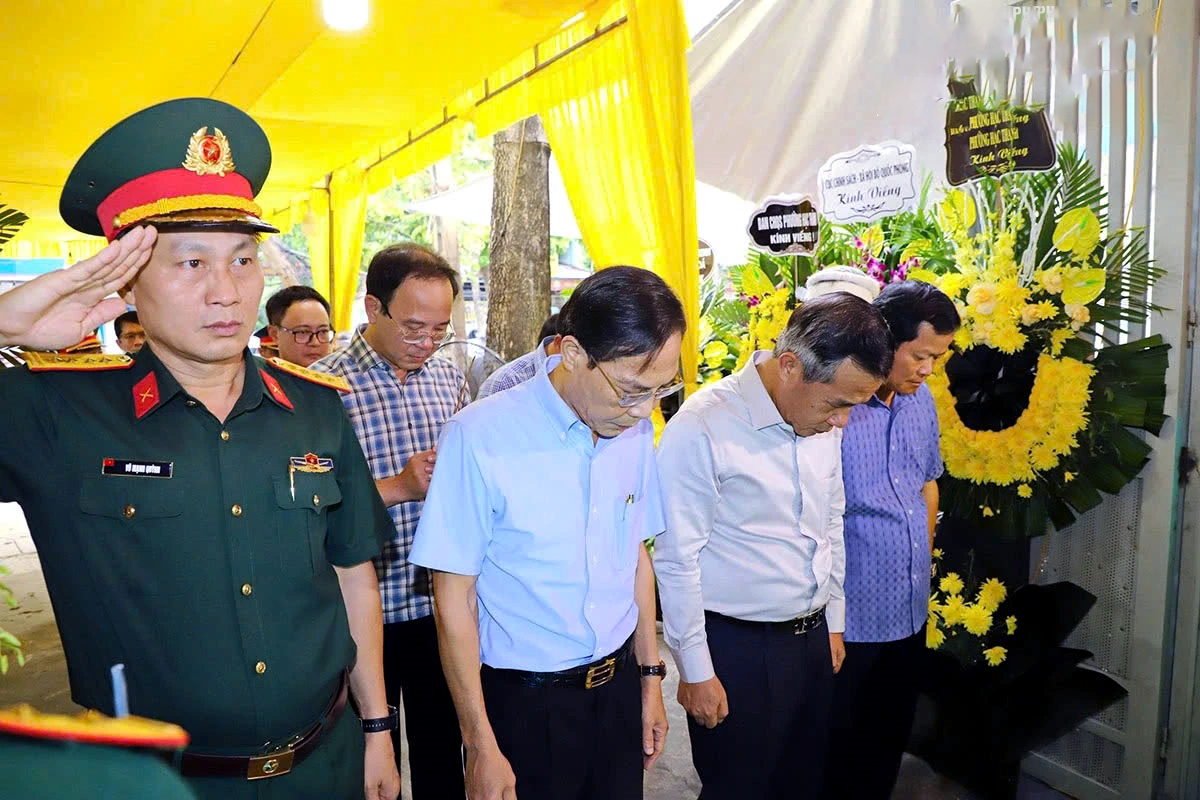 Đoàn đại biểu tỉnh Thanh Hóa viếng Anh hùng LLVT nhân dân Ngô Thị Tuyển
