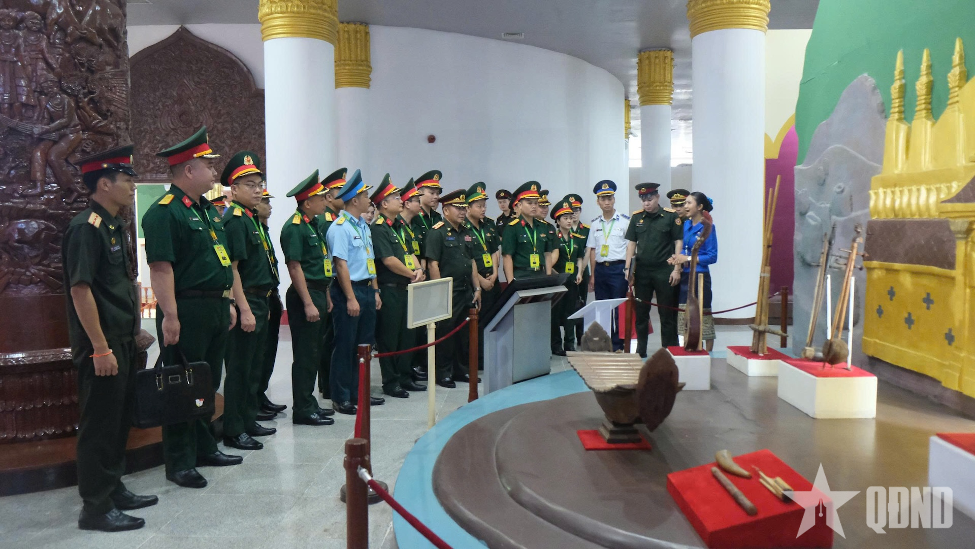 Đoàn sĩ quan trẻ Quân đội nhân dân Việt Nam dâng hoa tưởng niệm Chủ tịch Kaysone Phomvihane