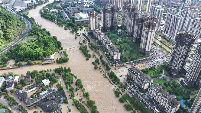 Trung Quốc phát cảnh báo mưa bão và dông lốc