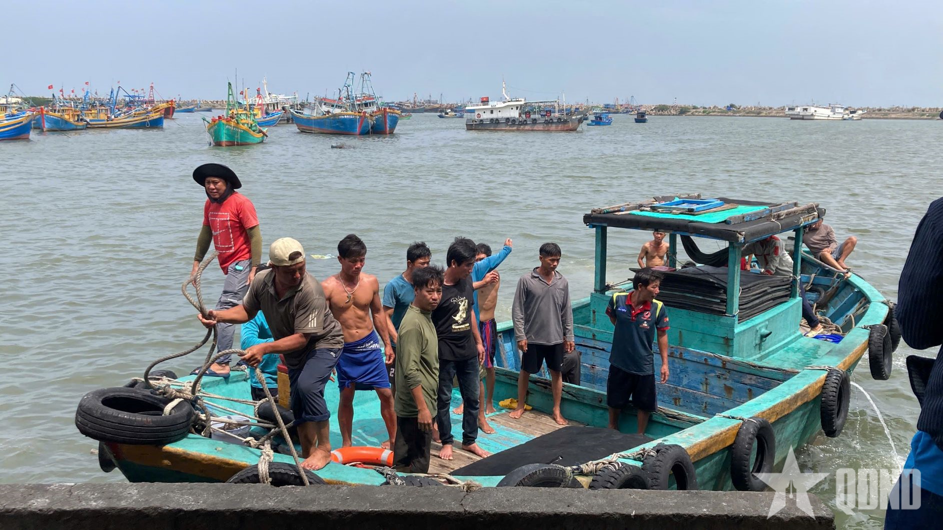 17 thuyền viên Lâm Đồng gặp nạn trên biển, 1 người tử vong

