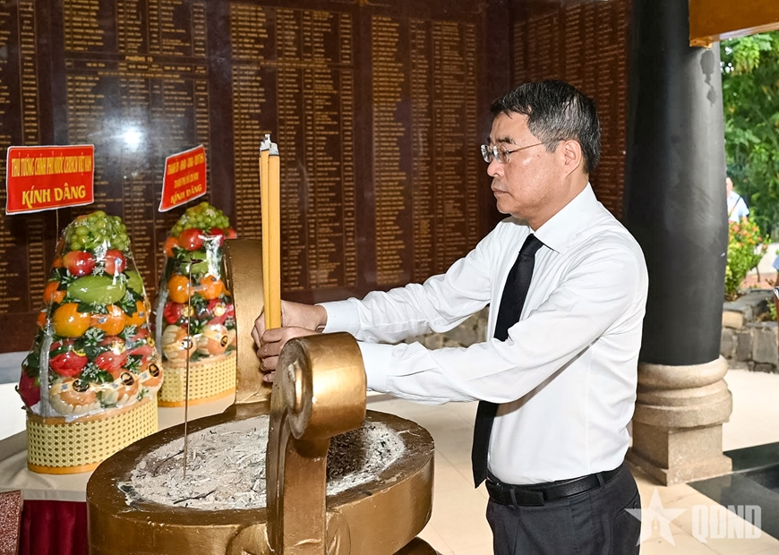 L&atilde;nh đạo Đảng, Nh&agrave; nước v&agrave; TP Hồ Ch&iacute; Minh d&acirc;ng hoa, d&acirc;ng hương tưởng niệm Tổng B&iacute; thư Trần Ph&uacute; c&ugrave;ng c&aacute;c anh h&ugrave;ng liệt sĩ