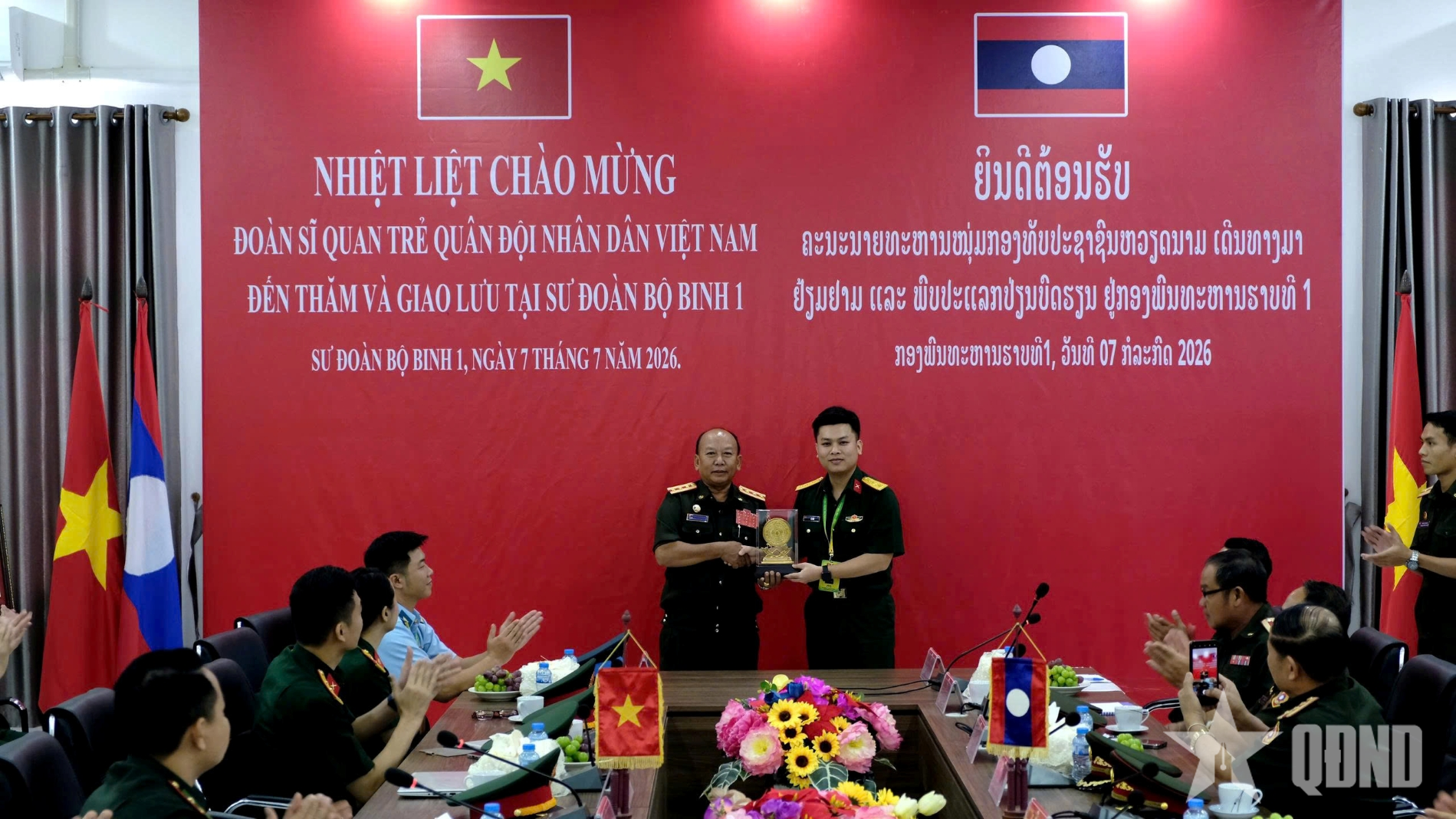Đoàn sĩ quan trẻ Quân đội nhân dân Việt Nam thăm, giao lưu tại Sư đoàn Bộ binh 1 (Quân đội nhân dân Lào)