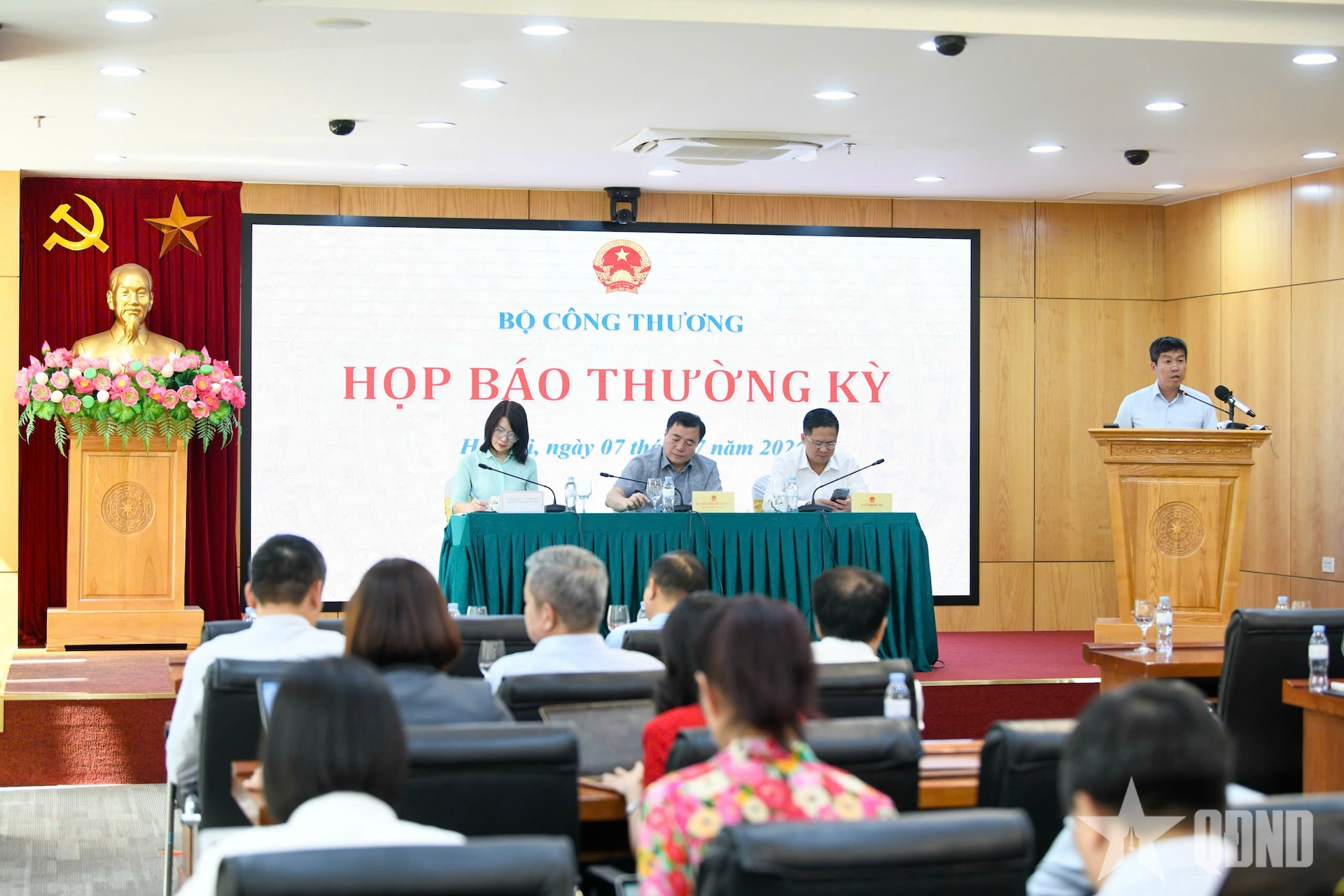 Chưa áp dụng giá điện sinh hoạt theo giờ cao điểm với hộ gia đình