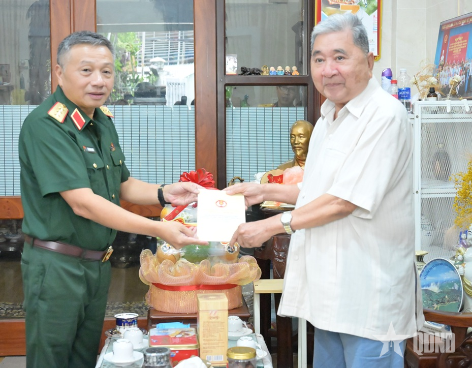 Thượng tướng Lê Quang Minh thăm, tặng quà Thượng tướng Bùi Văn Huấn