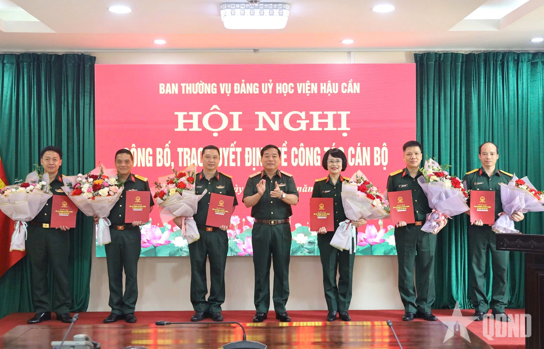 Học viện Hậu cần trao quyết định thăng quân hàm đối với cán bộ