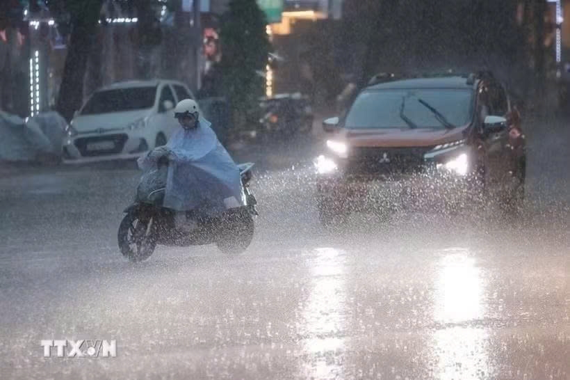 Hà Nội đón mưa dông, cảnh báo lốc, sét, mưa đá