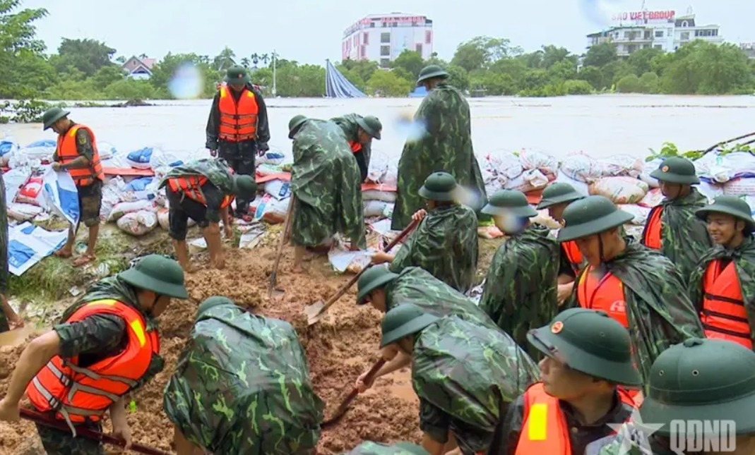 Quân đội chủ động ứng phó với mưa lớn, ngập lụt, sạt lở ở Bắc Bộ

