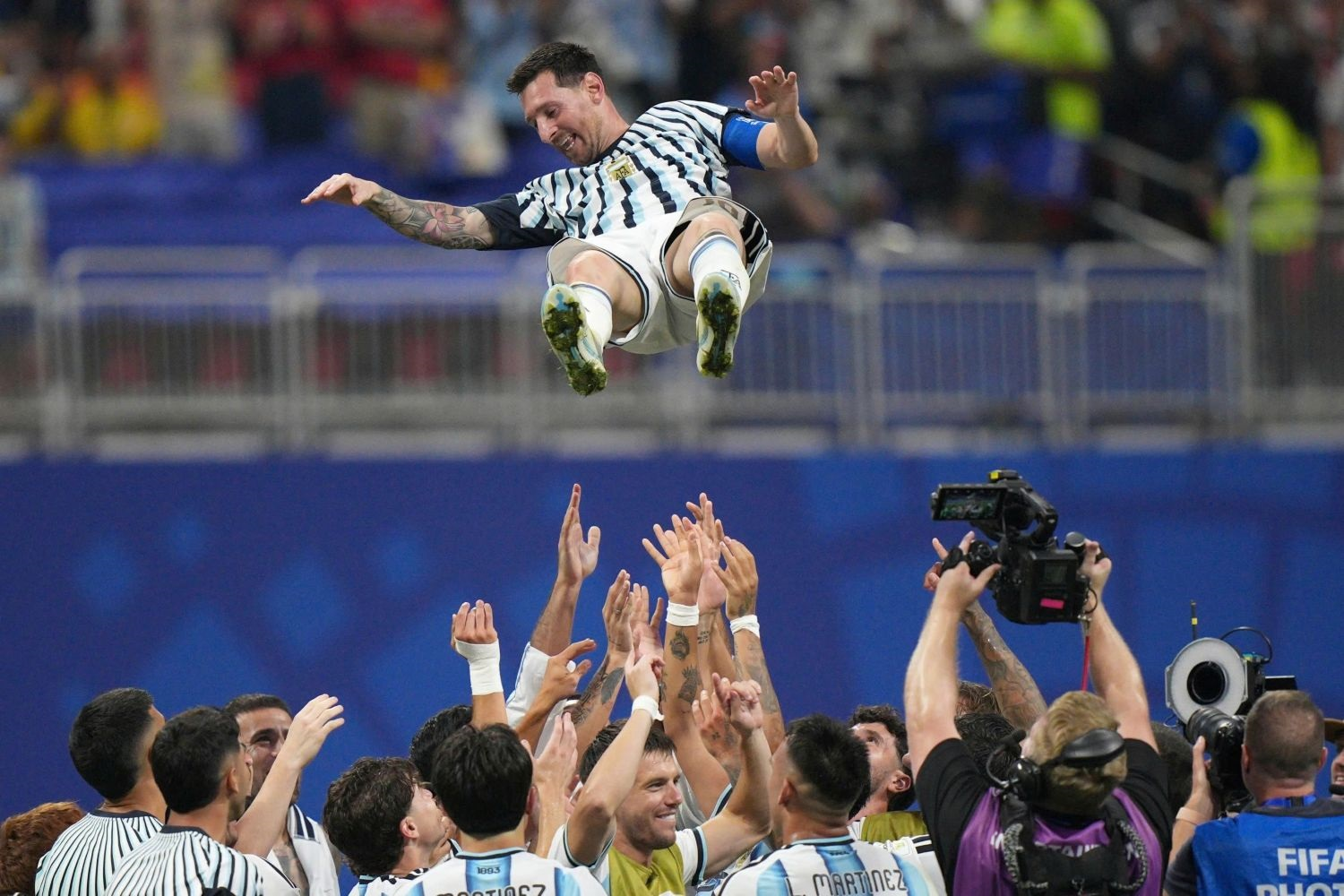 Messi giữa ranh giới “tội đồ” và “người cứu rỗi”