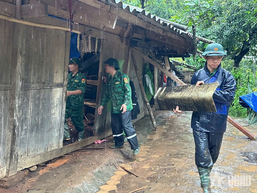 Bộ đội Biên phòng tỉnh Lai Châu giúp dân khắc phục hậu quả mưa lớn