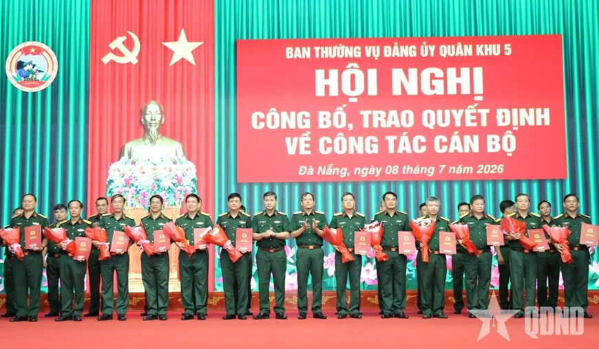70 cán bộ Quân khu 5 nhận quyết định điều động, bổ nhiệm, thăng quân hàm, nâng lương