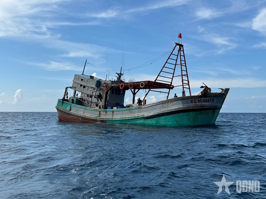Vùng Cảnh sát biển 4 bắt giữ tàu cá có dấu hiệu vi phạm nghiêm trọng về IUU