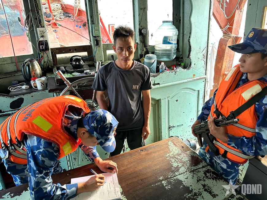 Vùng Cảnh sát biển 4 bắt giữ tàu cá có dấu hiệu vi phạm nghiêm trọng về IUU