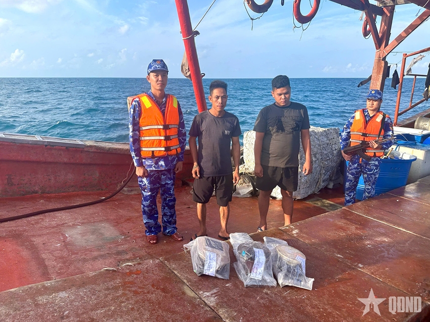 Vùng Cảnh sát biển 4 bắt giữ tàu cá có dấu hiệu vi phạm nghiêm trọng về IUU