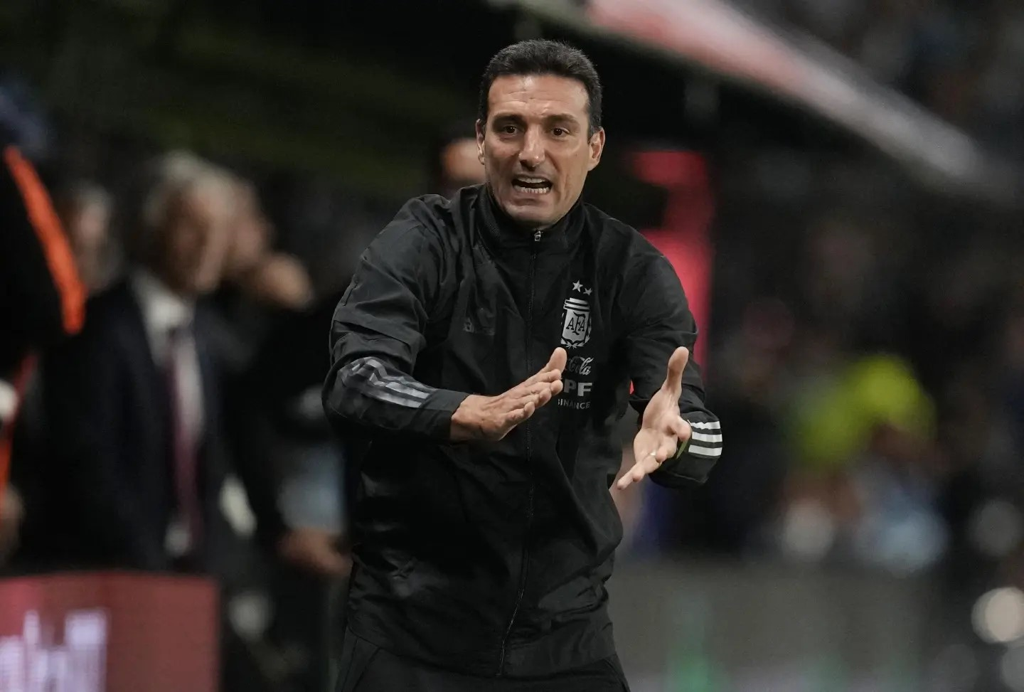 Scaloni “mít ướt”