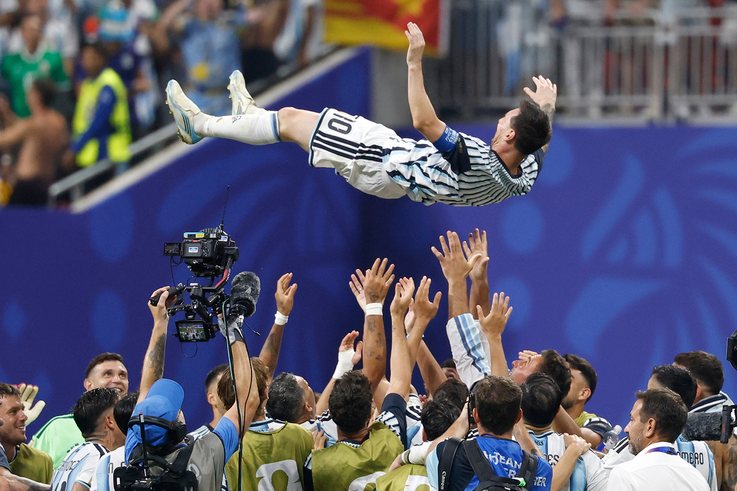 Thắng Ai Cập, đội tuyển Argentina ăn mừng như vô địch World Cup
