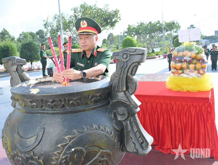 Thượng tướng Lê Quang Minh thực hiện các hoạt động chính sách tại tỉnh An Giang