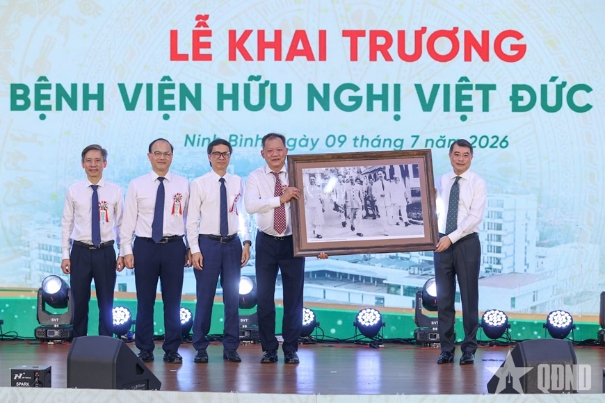 Thủ tướng Ch&iacute;nh phủ L&ecirc; Minh Hưng: Tạo điều kiện thuận lợi để người d&acirc;n tiếp cận c&aacute;c dịch vụ kỹ thuật cao