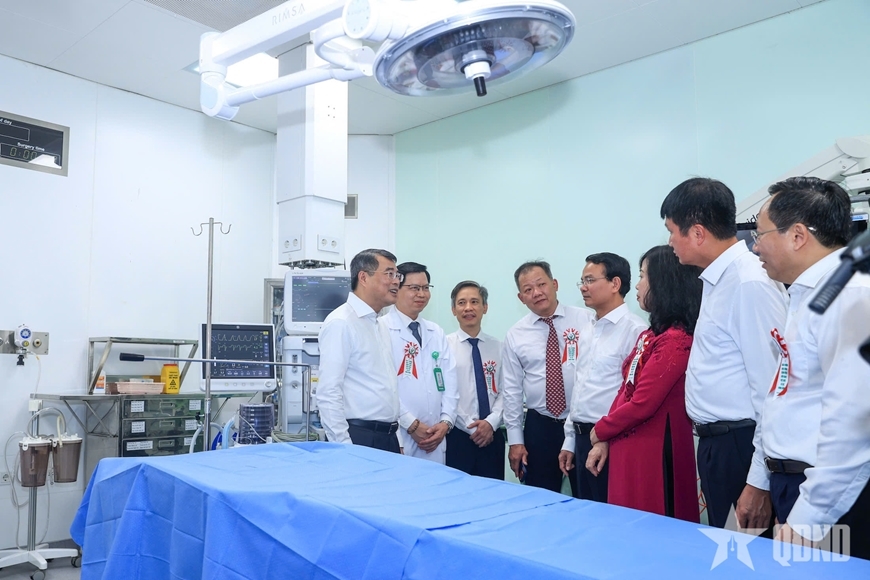 Thủ tướng Ch&iacute;nh phủ L&ecirc; Minh Hưng: Tạo điều kiện thuận lợi để người d&acirc;n tiếp cận c&aacute;c dịch vụ kỹ thuật cao