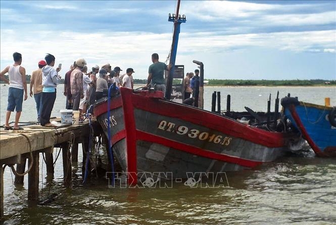Quảng Trị: Dập tắt đám cháy trên tàu cá đang neo đậu tại cảng