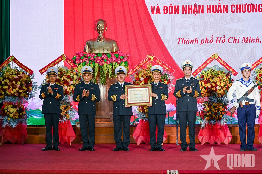 Lữ đoàn 171 (Vùng 2 Hải quân) đón nhận Huân chương Bảo vệ Tổ quốc hạng Nhất