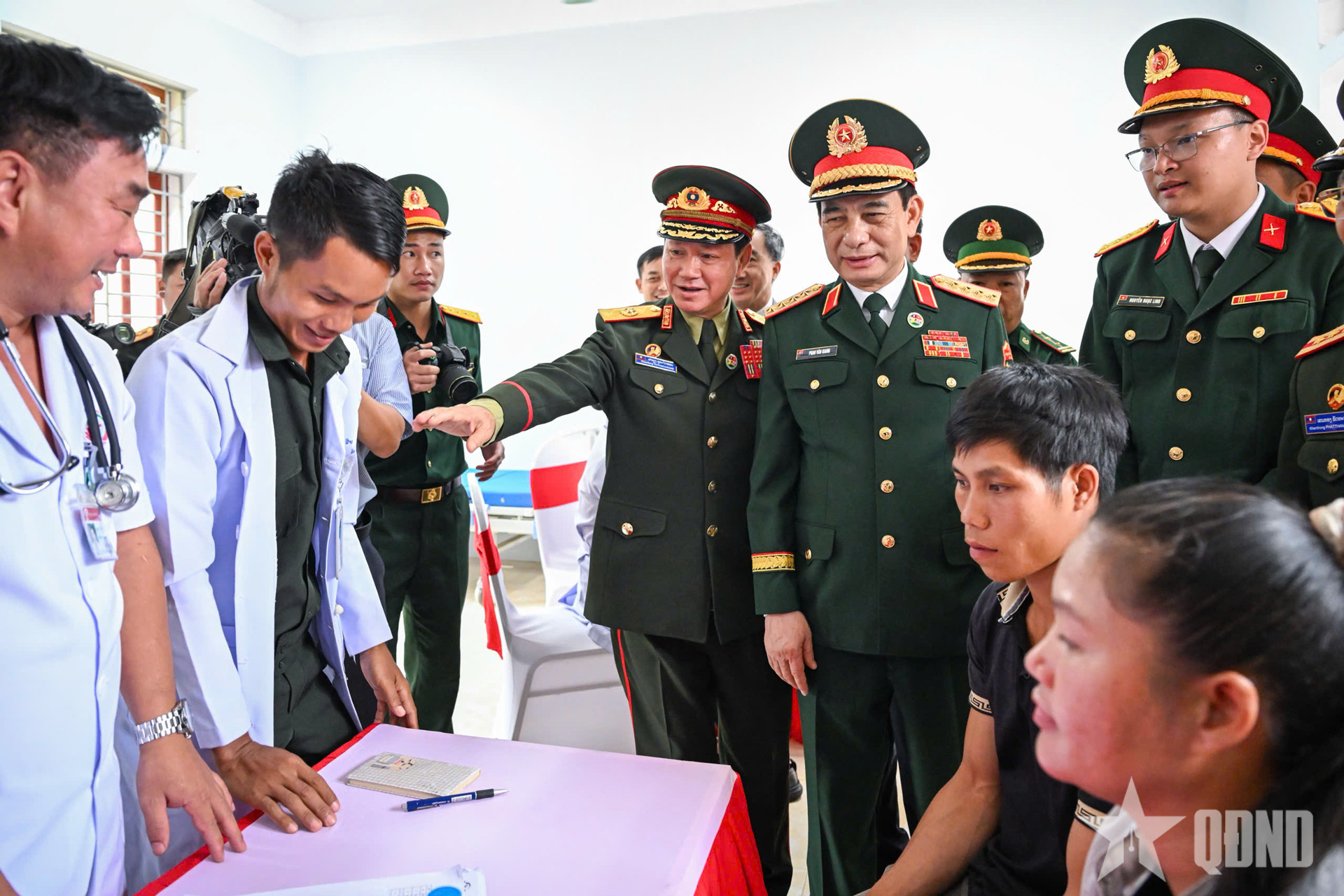 Hoạt động ý nghĩa dành cho người dân biên giới Việt Nam-Lào

