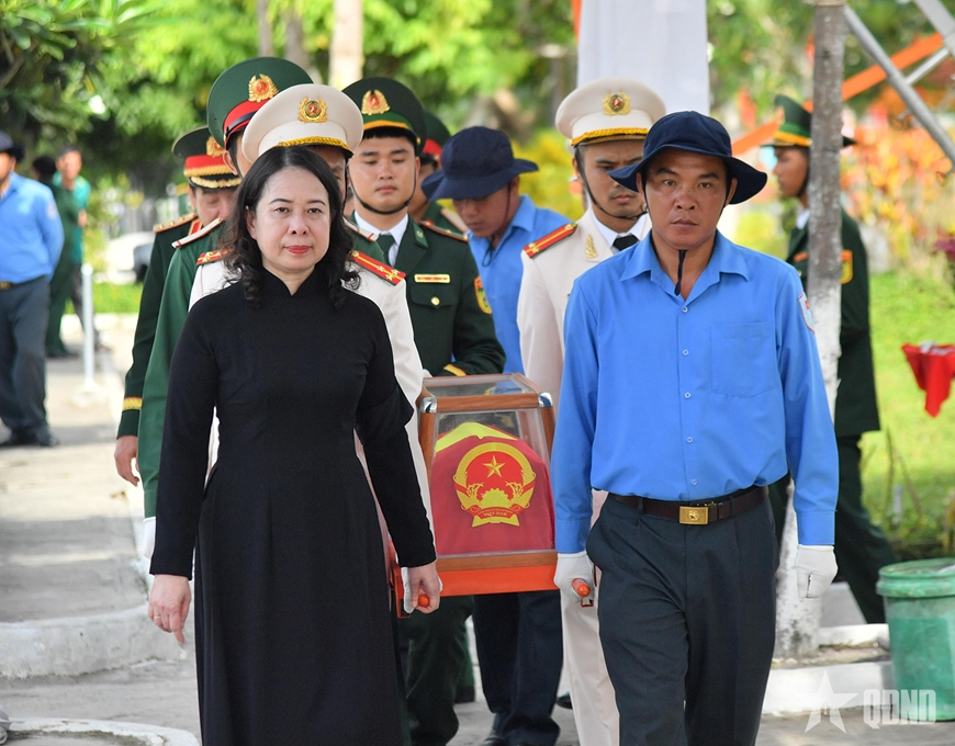 Phó chủ tịch nước Võ Thị Ánh Xuân dự lễ truy điệu và an táng hài cốt liệt sĩ ở An Giang