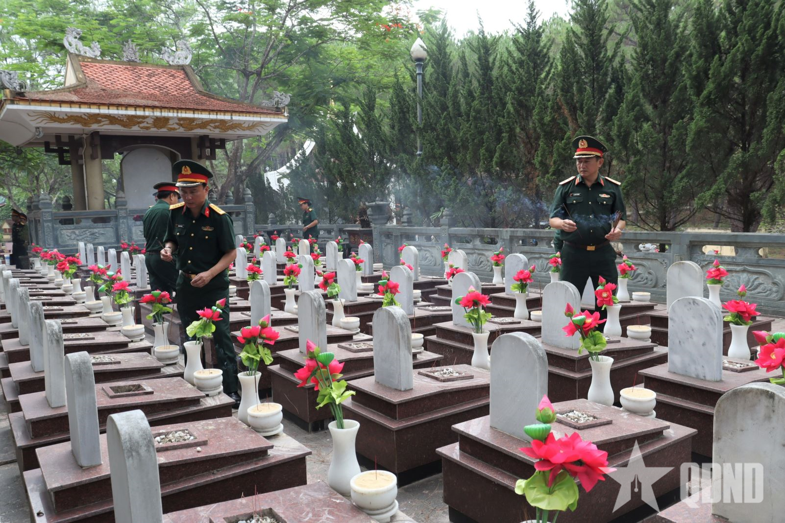 Quân khu 1 dâng hương tri ân các anh hùng liệt sĩ tại Hà Tĩnh và Quảng Trị