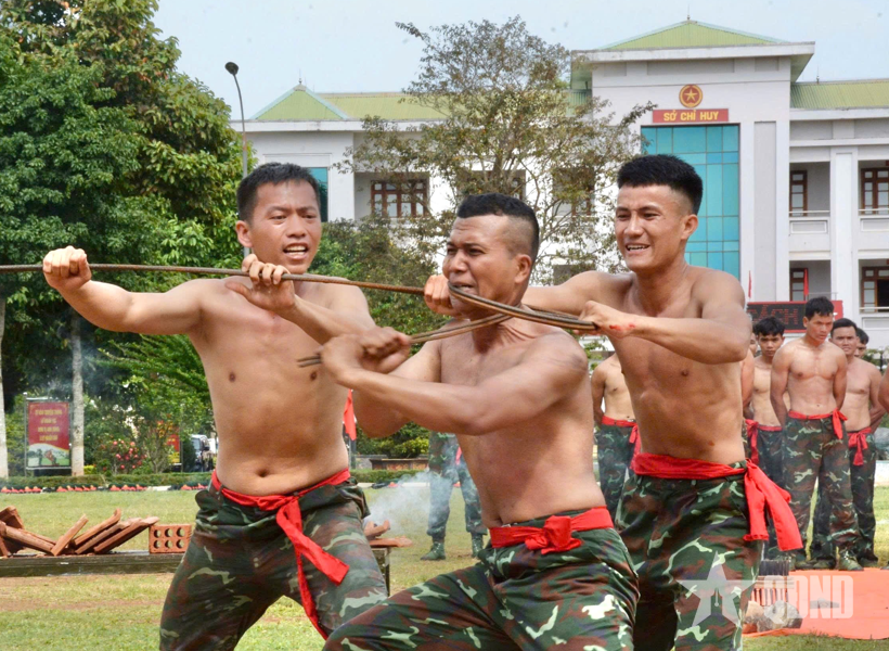 Đặc công khổ luyện thành tài