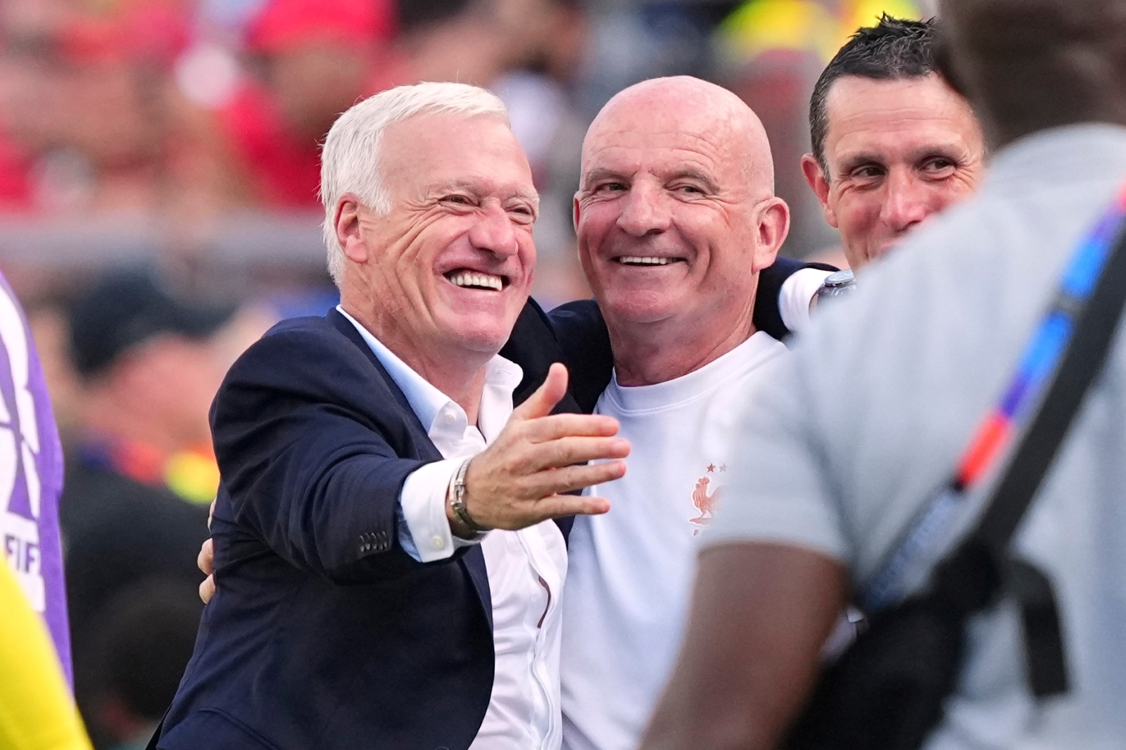 HLV Didier Deschamps: “Đội tuyển Pháp thật phi thường”

