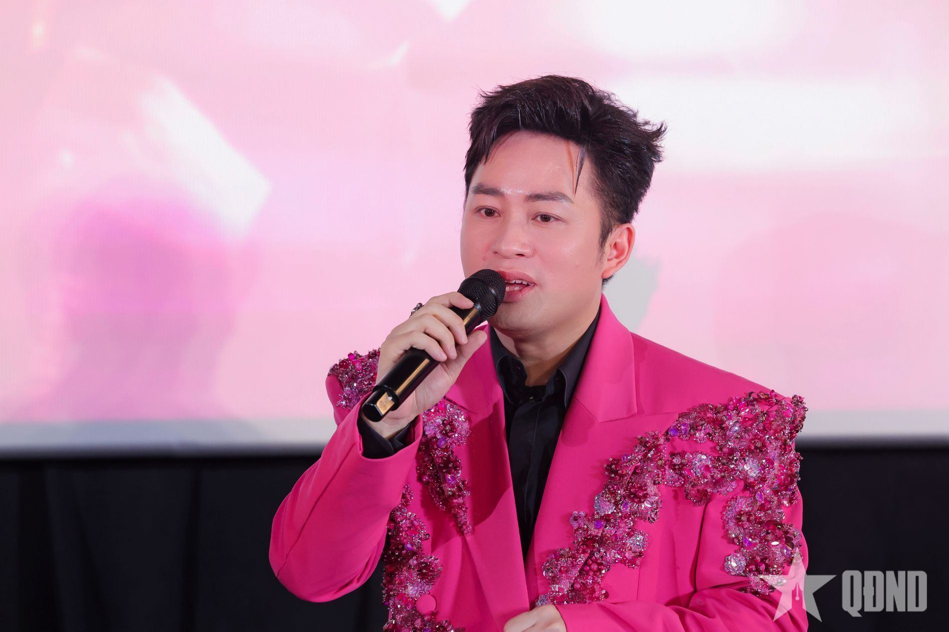Tùng Dương ra mắt MV “Nếu cả đời không rực rỡ thì sao?”: Lời cổ vũ cho những mảnh đời thầm lặng