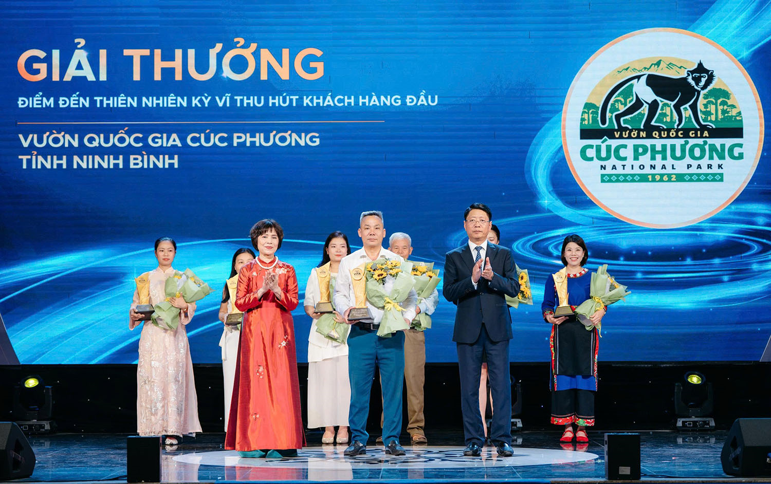 Cúc Phương nhận giải thưởng 