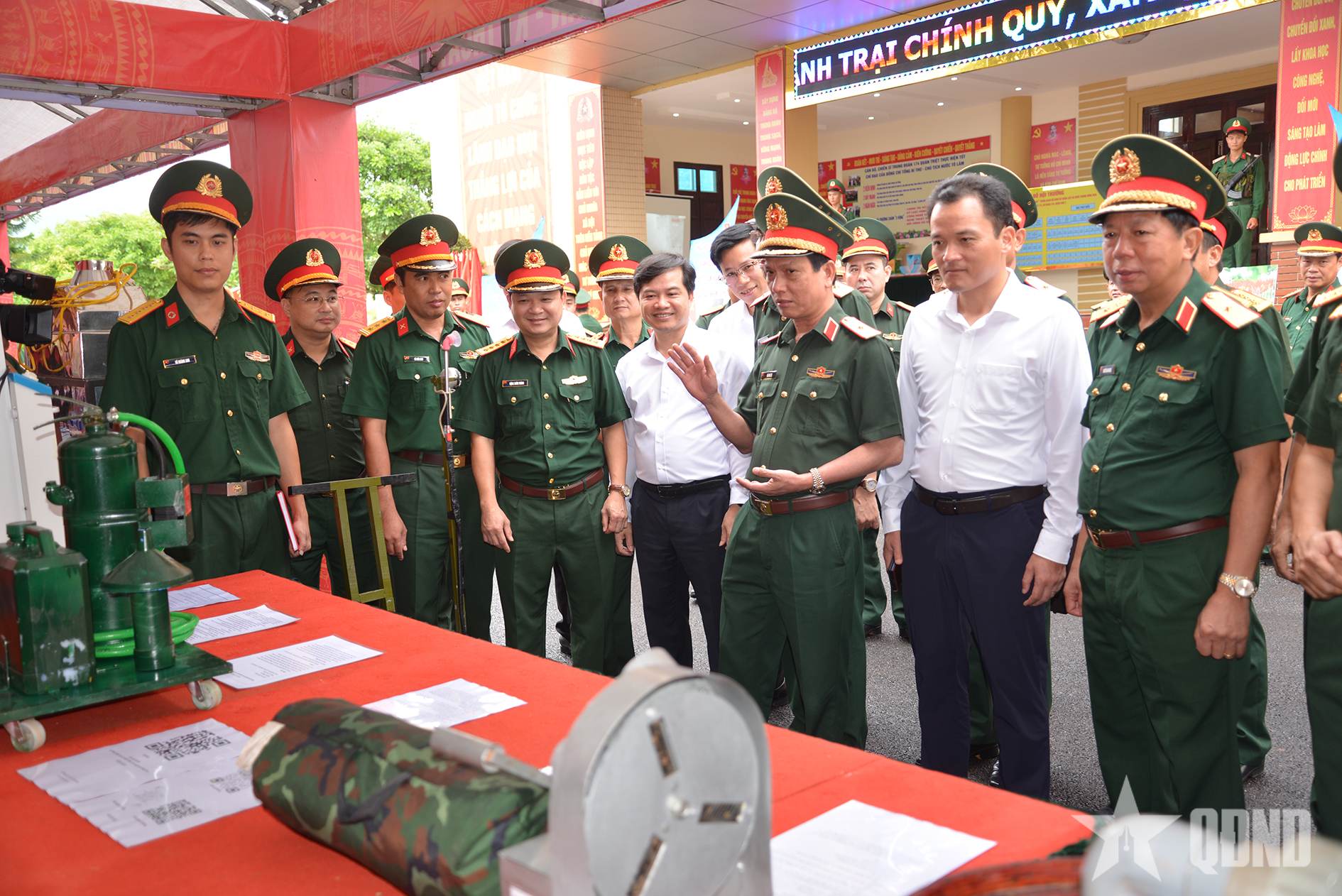 Chấm thi “Doanh trại chính quy, xanh, sạch, đẹp” Trung đoàn bộ binh đủ quân năm 2026 tại Trung đoàn 174