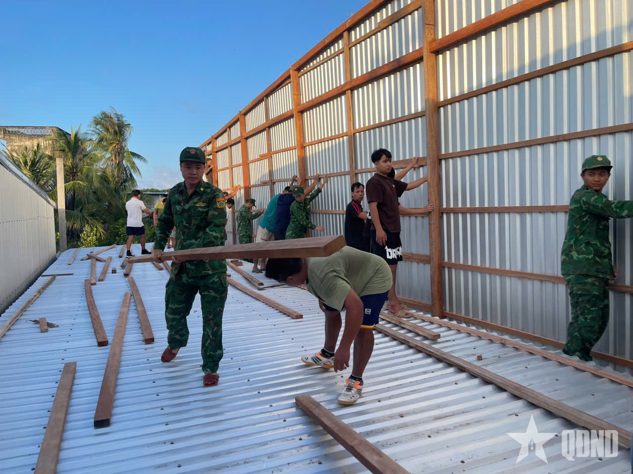 Cà Mau: Đồn Biên phòng Đất Mũi hỗ trợ người dân hoàn cảnh khó khăn dựng lại nhà