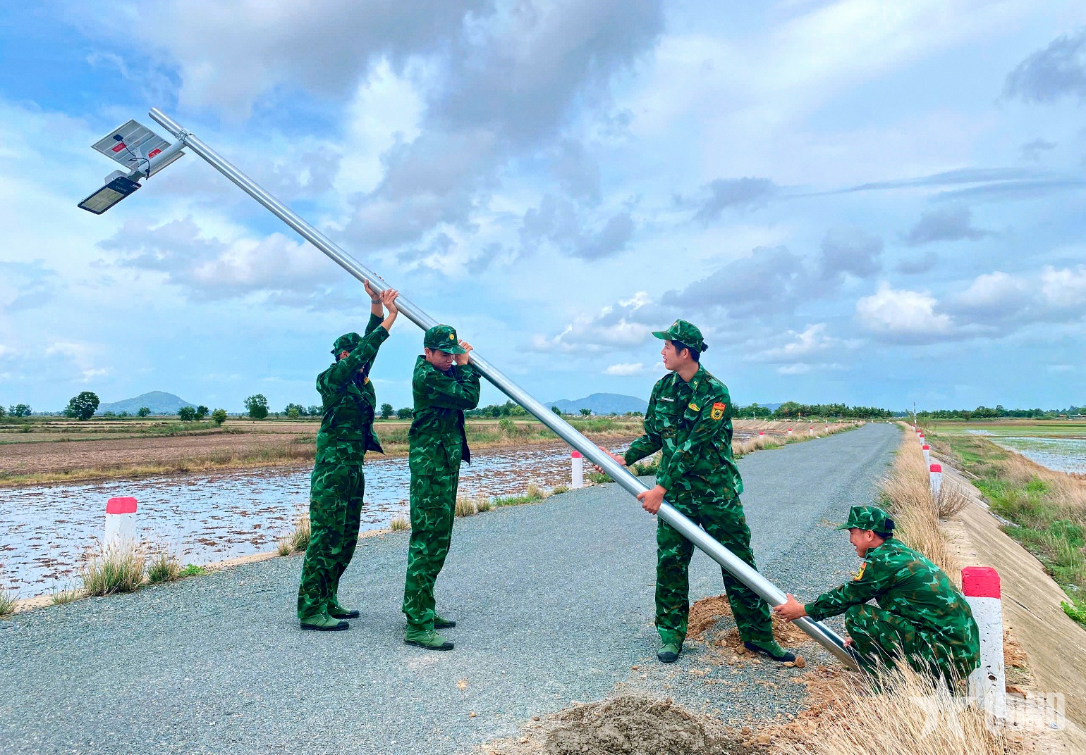 An Giang: 50 trụ cờ, 100 lá cờ Tổ quốc trong “Mùa hè xanh”