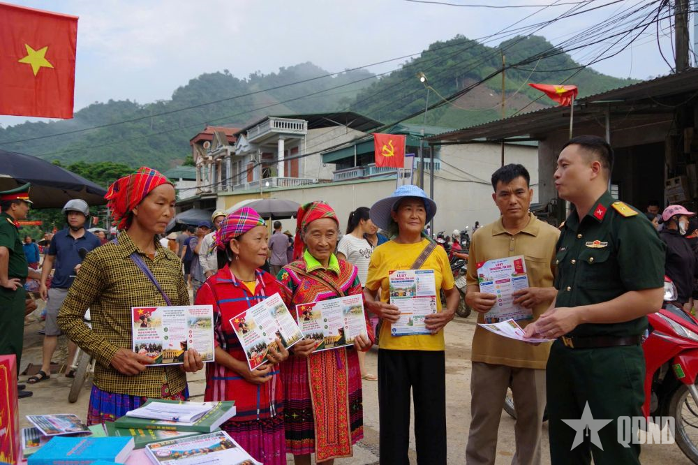 Ban Chỉ đạo Đề án 57 tỉnh Tuyên Quang tuyên truyền lưu động tại xã Hùng Lợi