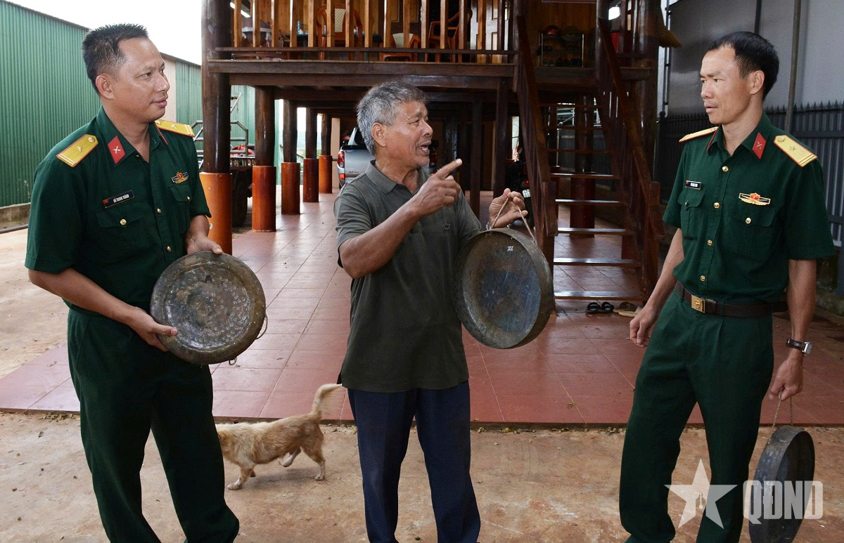 Buôn trưởng Y Rang luôn hết lòng vì công việc