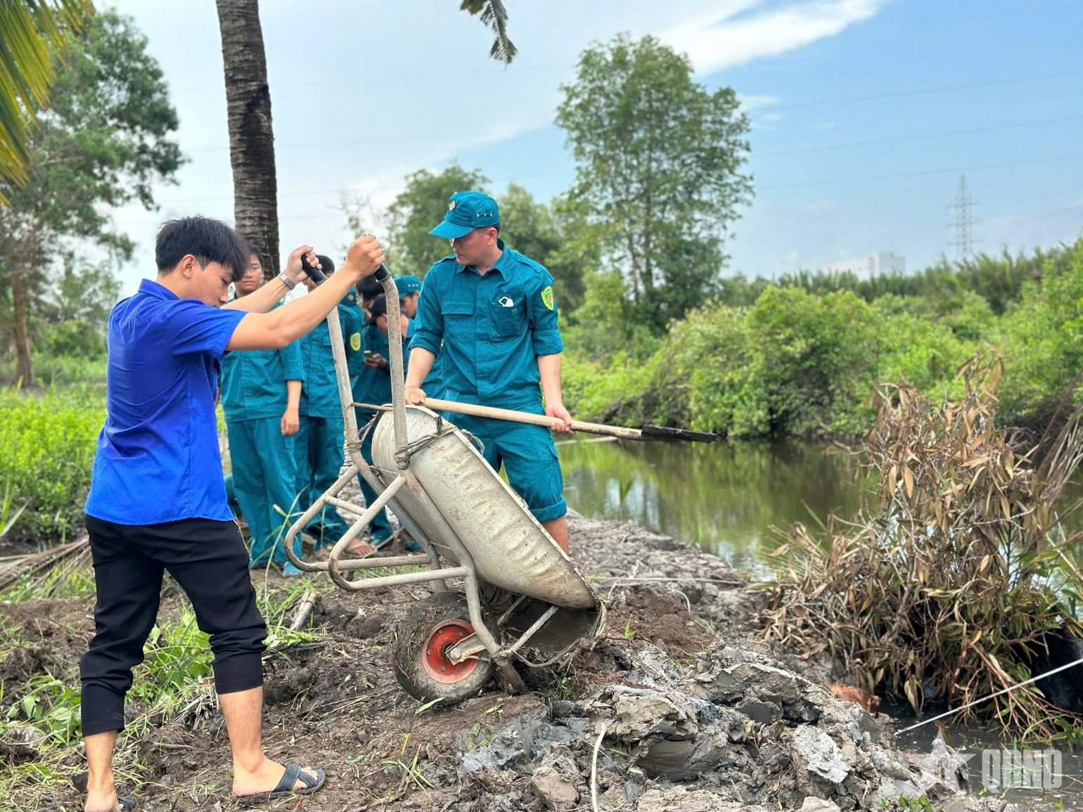 Cà Mau: Lực lượng dân quân kịp thời khắc phục sạt lở