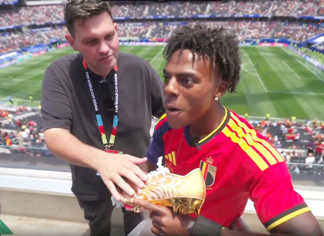 Đôi giày vàng Ronaldo tặng fan cuồng có gì đặc biệt?

