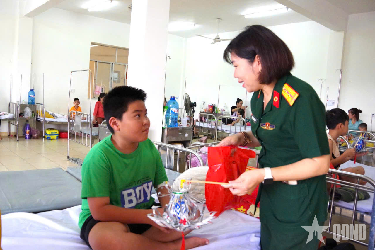 Nhân viên điều dưỡng tận tâm, nhân ái của Bệnh viện Quân dân y 16