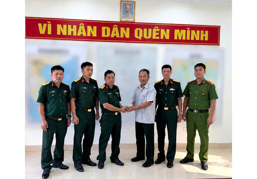 Quân nhân trả lại gần 220 triệu đồng cho người đánh rơi