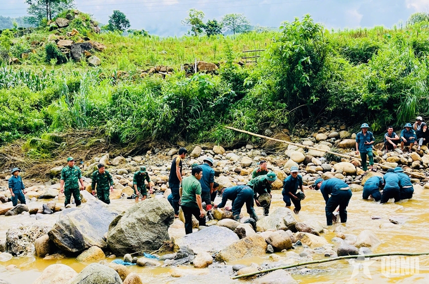 Lai Châu: Xuyên đêm tìm kiếm nạn nhân bị lũ cuốn trôi