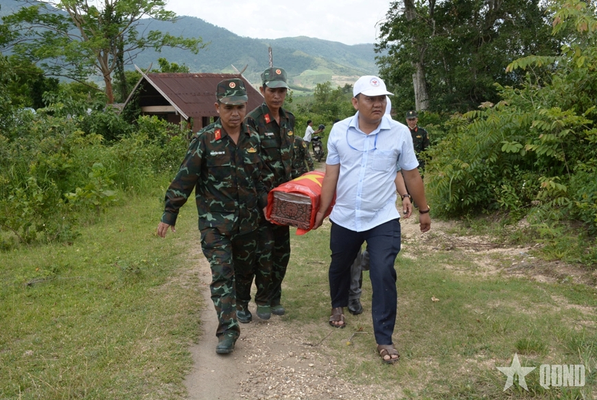 Hành trình nặng nghĩa tri ân