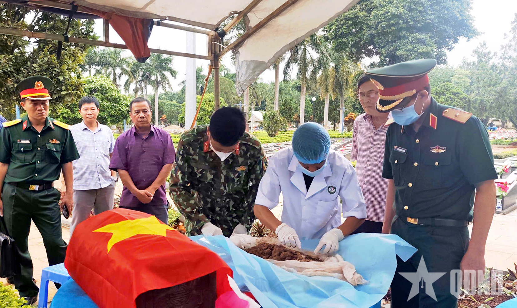 Quân khu 5: Kiểm tra công tác lấy mẫu sinh phẩm tại Nghĩa trang Liệt sĩ Đức Cơ (Gia Lai)
