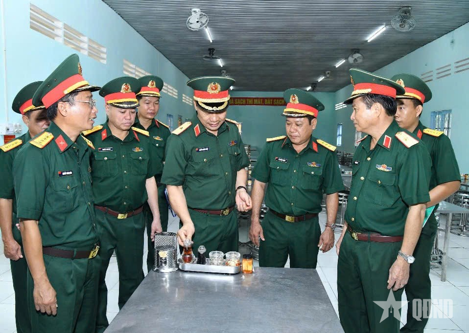 Chấm thi doanh trại chính quy, xanh, sạch, đẹp tại Trung đoàn 1 (Sư đoàn 330, Quân khu 9)
