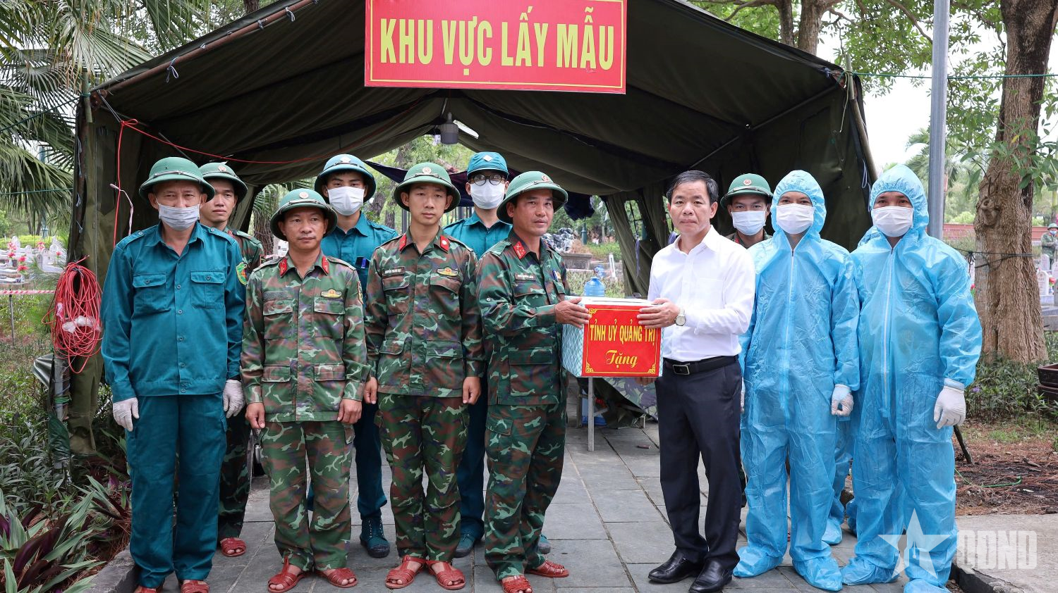 Bí thư Tỉnh ủy Quảng Trị thăm các lực lượng lấy mẫu giám định ADN hài cốt liệt sĩ

